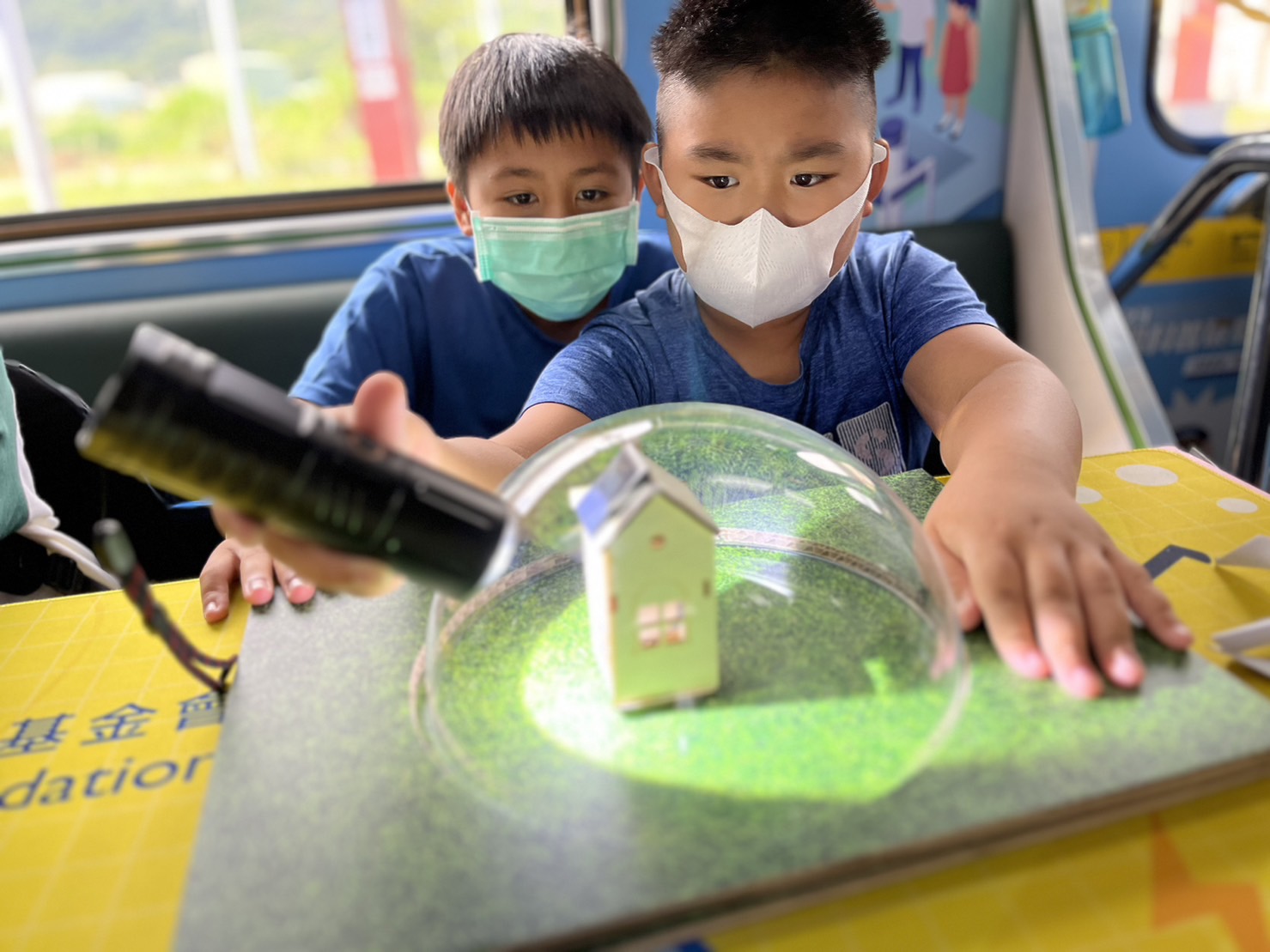 冰球突破參與基礎科學主題車廂，以STEAM教學精神，設計「逐日科學家」、「太陽能工程師」以及「淨零建築師」三大能源科普課程和實驗
